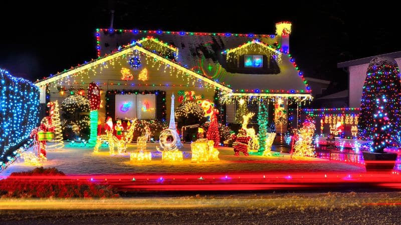 You are currently viewing How to Safely Decorate Your Roof for the Holidays Without Causing Damage